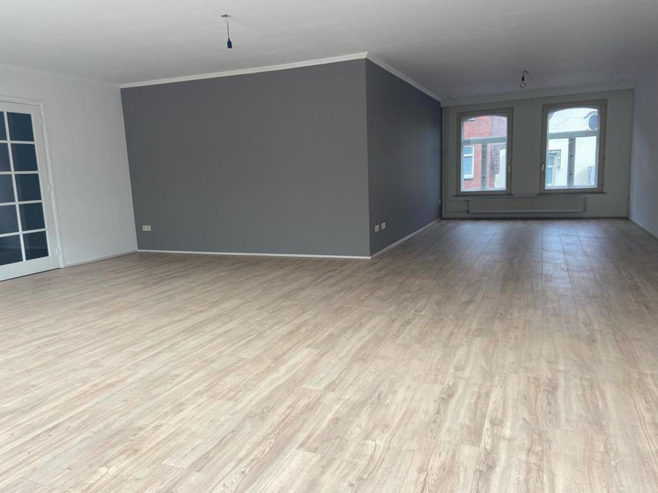 208 m² upper-floor apartment with roof terrace & garage - Image 3