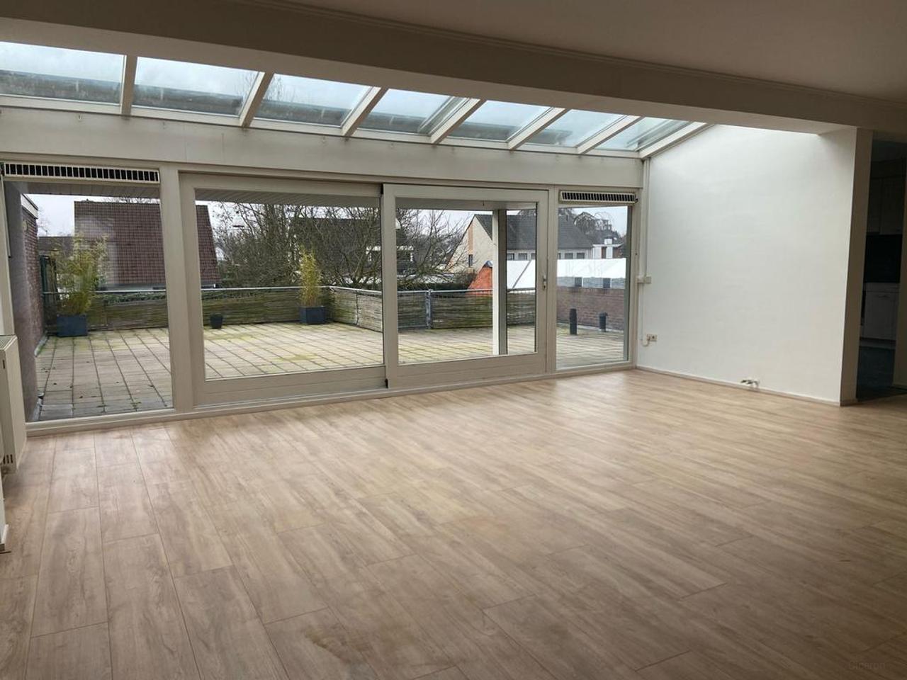 208 m² upper-floor apartment with roof terrace & garage - Image 4