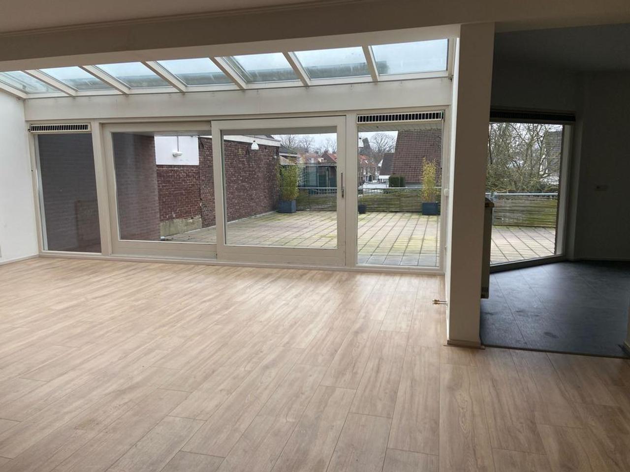 208 m² upper-floor apartment with roof terrace & garage - Image 5