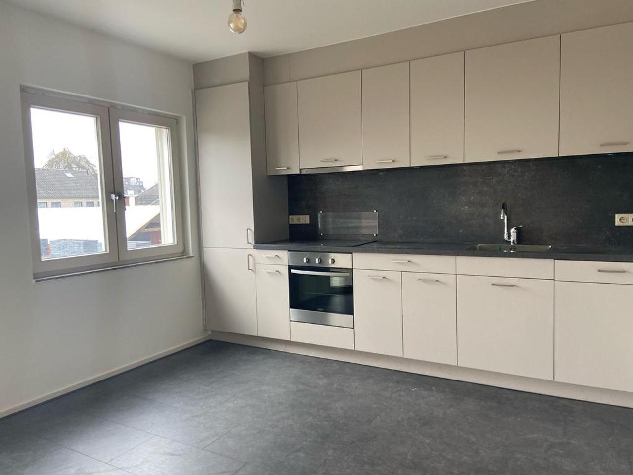 208 m² upper-floor apartment with roof terrace & garage - Image 6