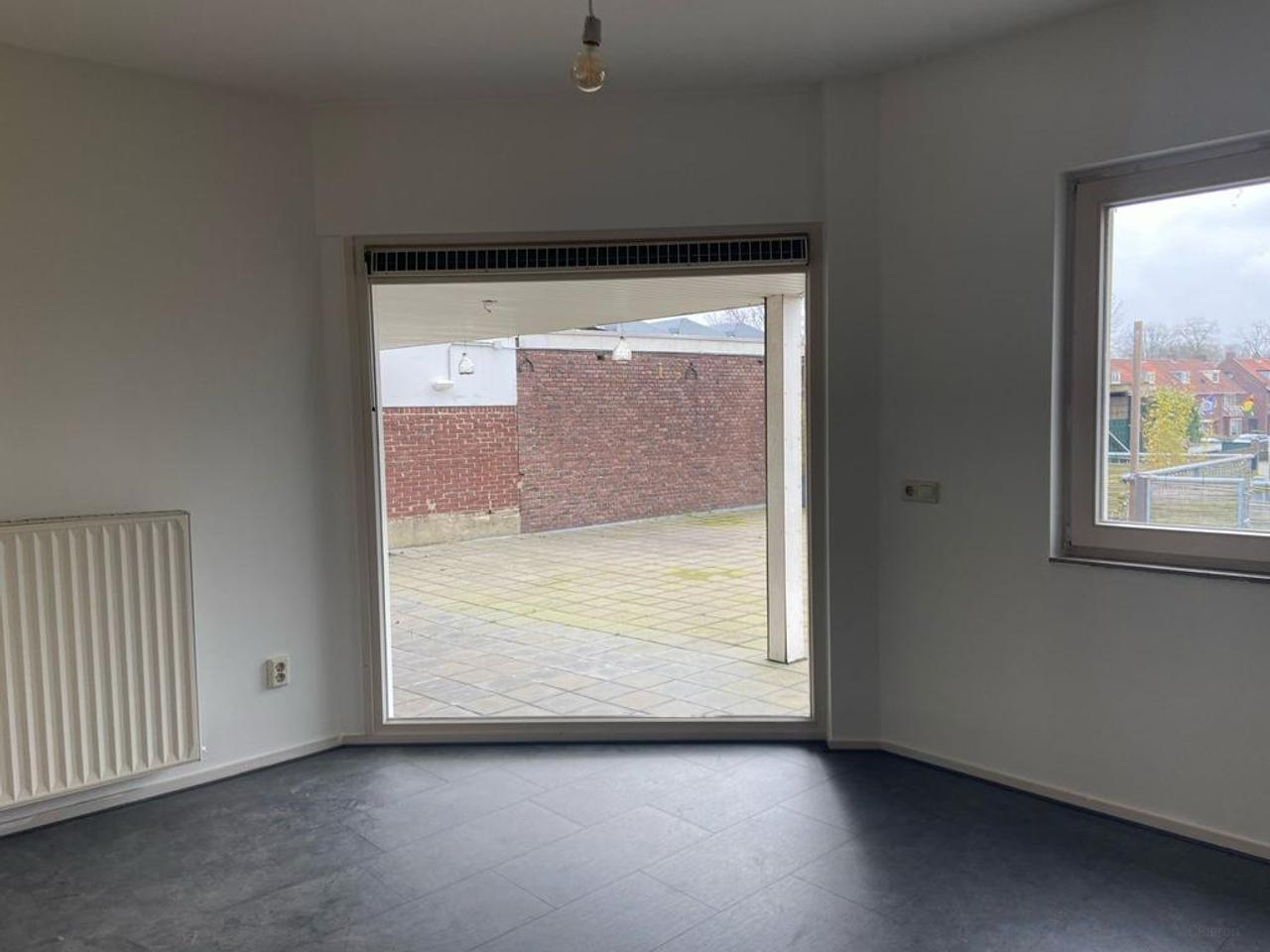 208 m² upper-floor apartment with roof terrace & garage - Image 7