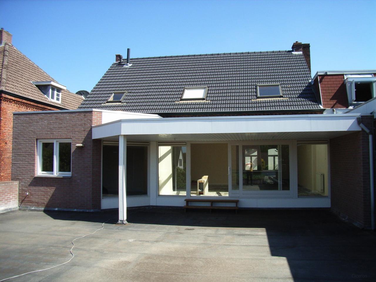 208 m² upper-floor apartment with roof terrace & garage - Image 9