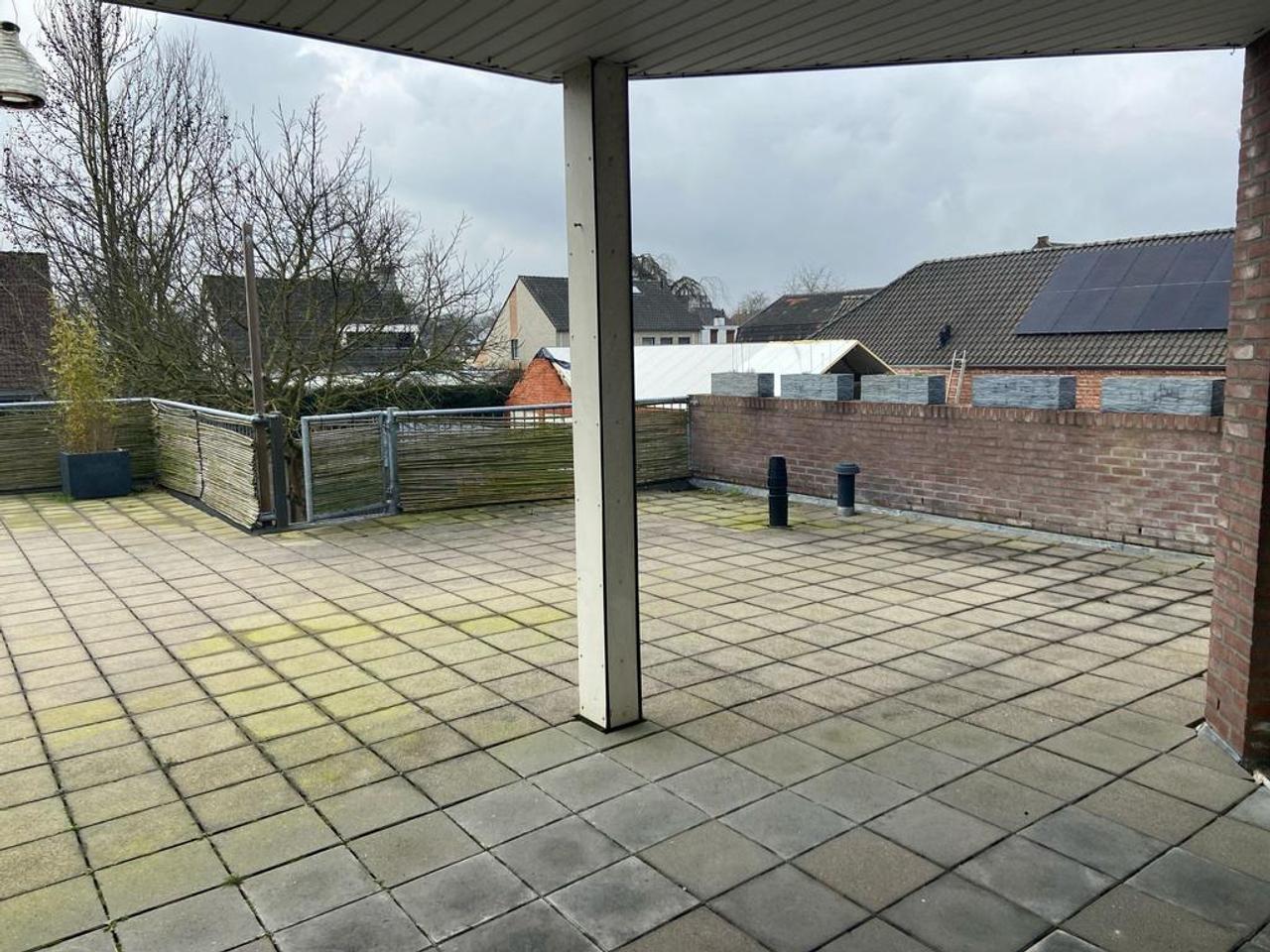 208 m² upper-floor apartment with roof terrace & garage - Image 11