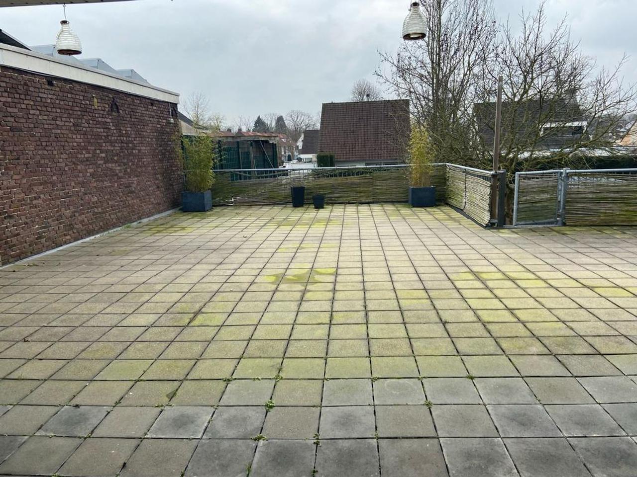 208 m² upper-floor apartment with roof terrace & garage - Image 12