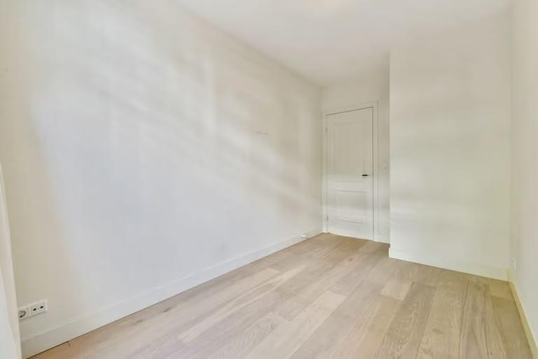 Furnished 2-Bedroom Apartment with Garden - Image 10