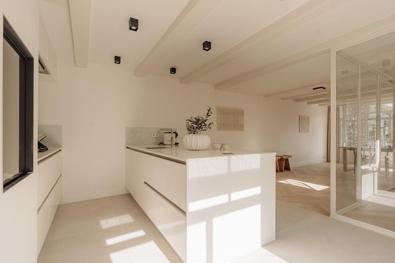 Furnished Canal Apartment with 2 Bedrooms - Image 11