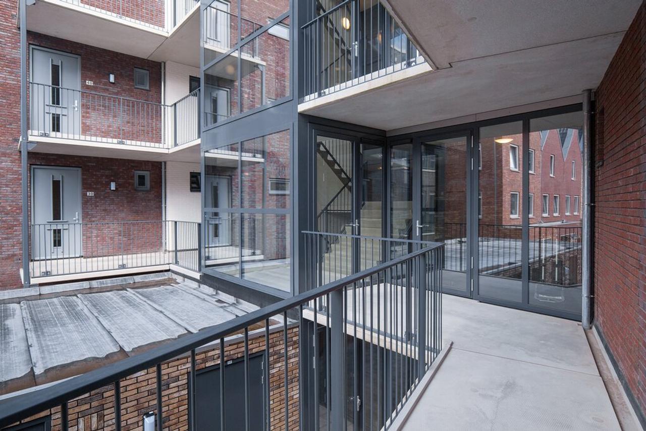Bright 3-Room Apartment with Balcony - Image 2