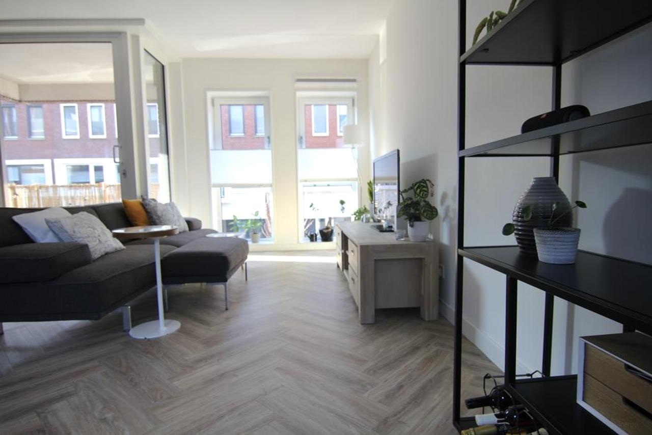 Bright 3-Room Apartment with Balcony - Image 4