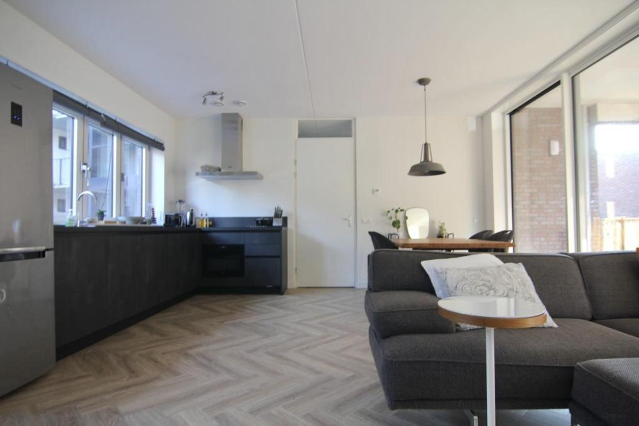 Bright 3-Room Apartment with Balcony - Image 5