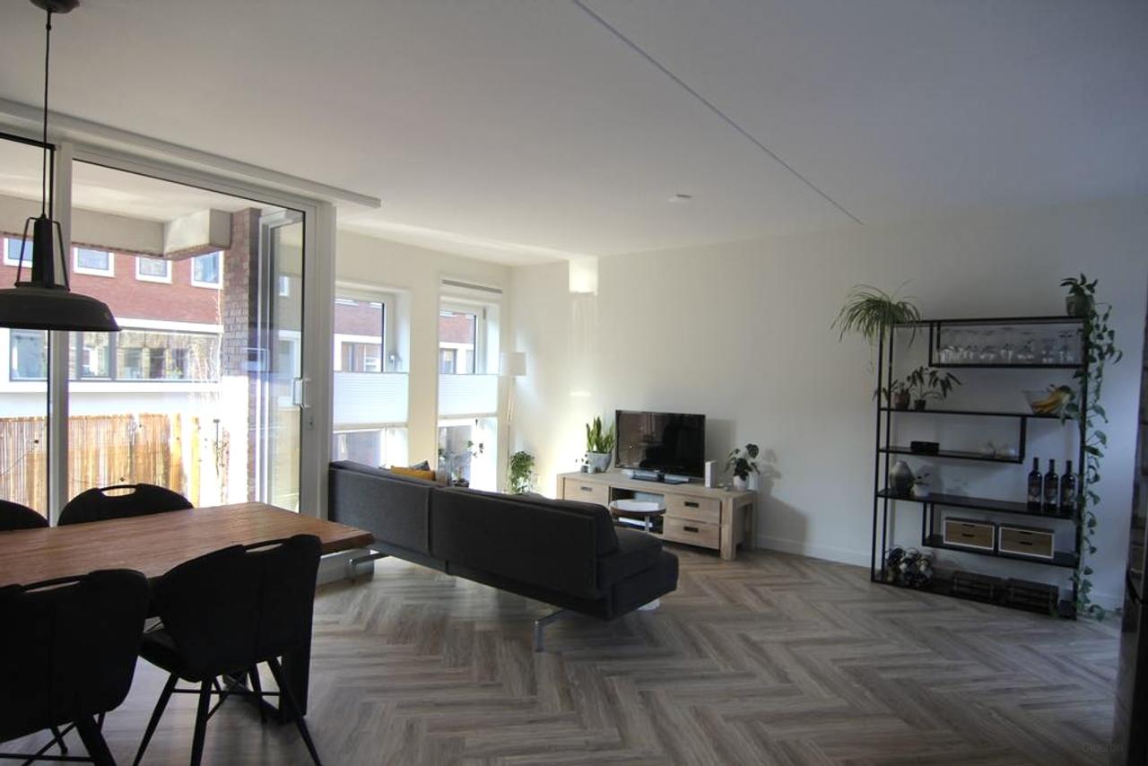 Bright 3-Room Apartment with Balcony - Image 6