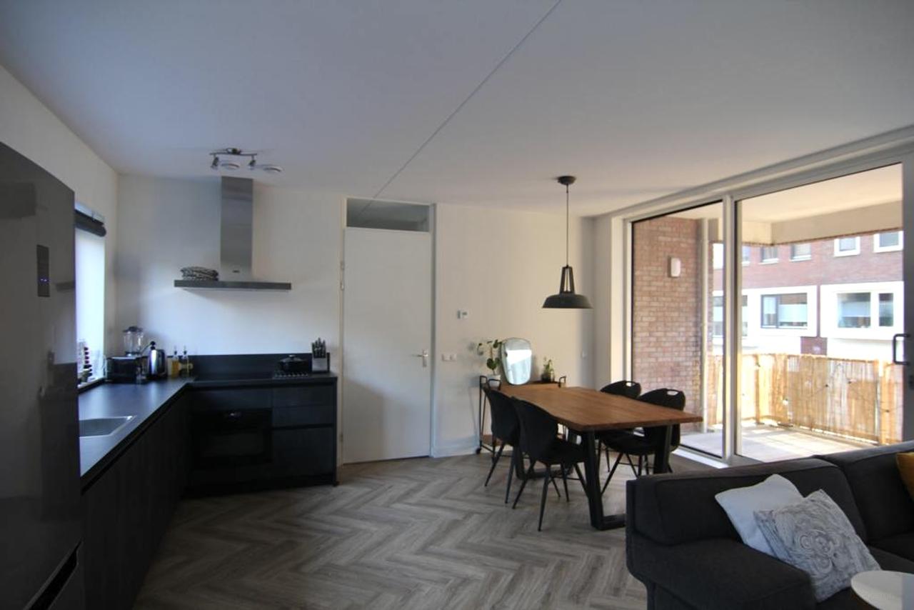 Bright 3-Room Apartment with Balcony - Image 7