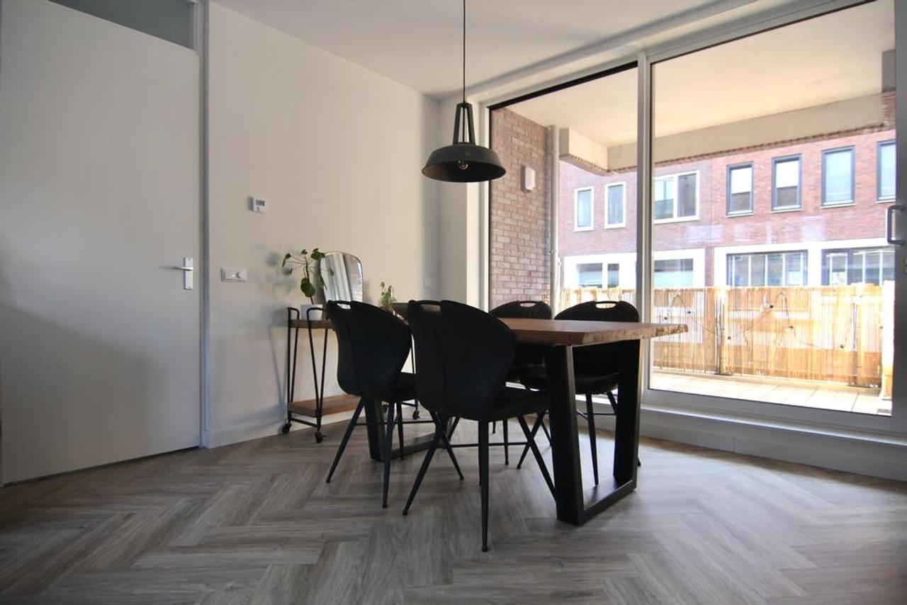 Bright 3-Room Apartment with Balcony - Image 10