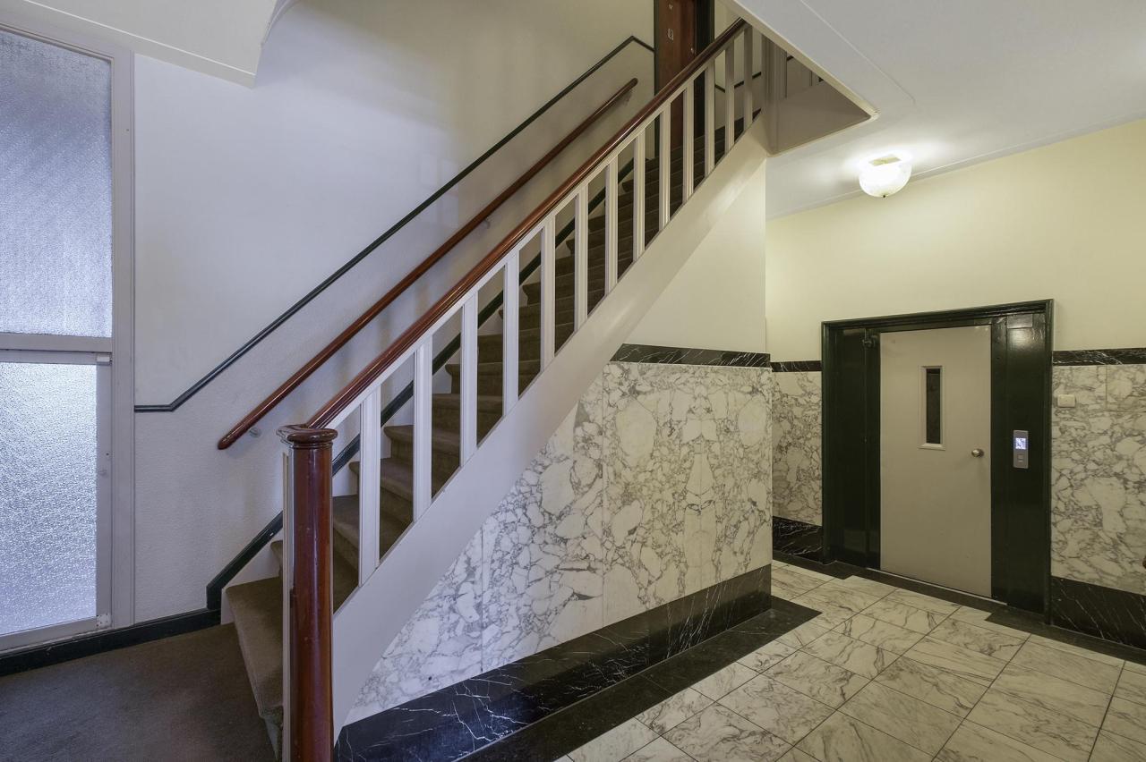 110 m² Apartment with Balcony in Apollobuurt - Image 2