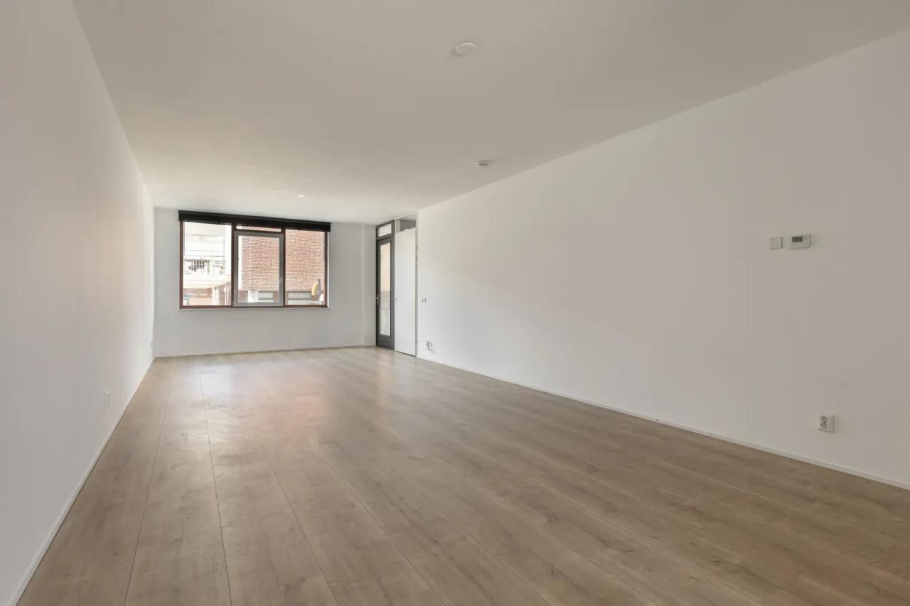 96 m² Apartment with Balcony & Parking - Image 2