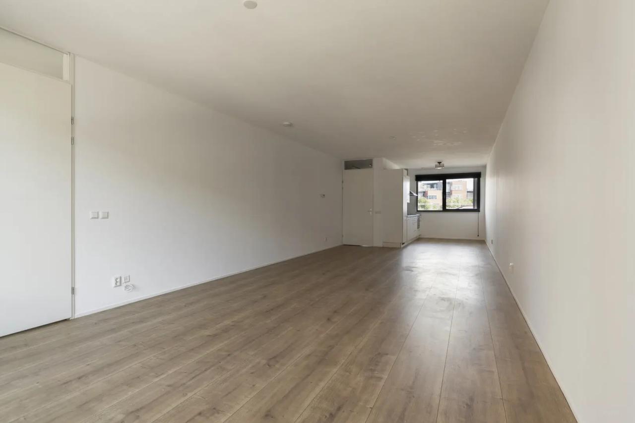 96 m² Apartment with Balcony & Parking - Image 5