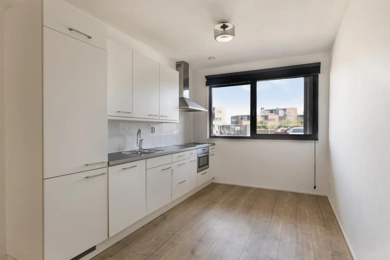 96 m² Apartment with Balcony & Parking - Image 6