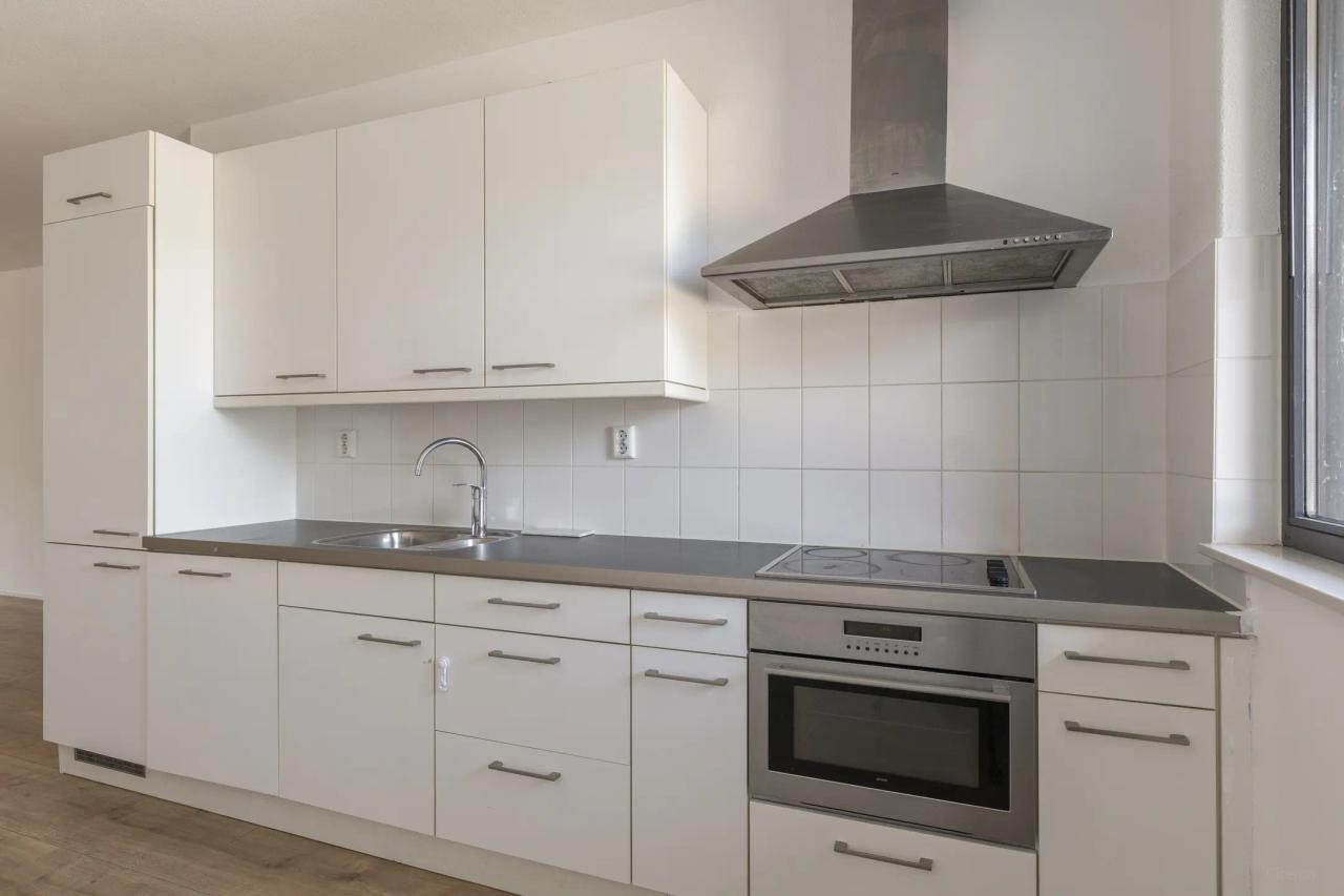 96 m² Apartment with Balcony & Parking - Image 8