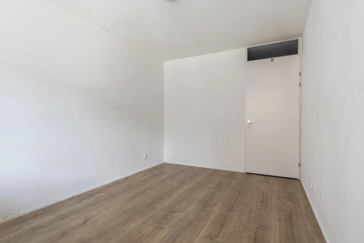 96 m² Apartment with Balcony & Parking - Image 10