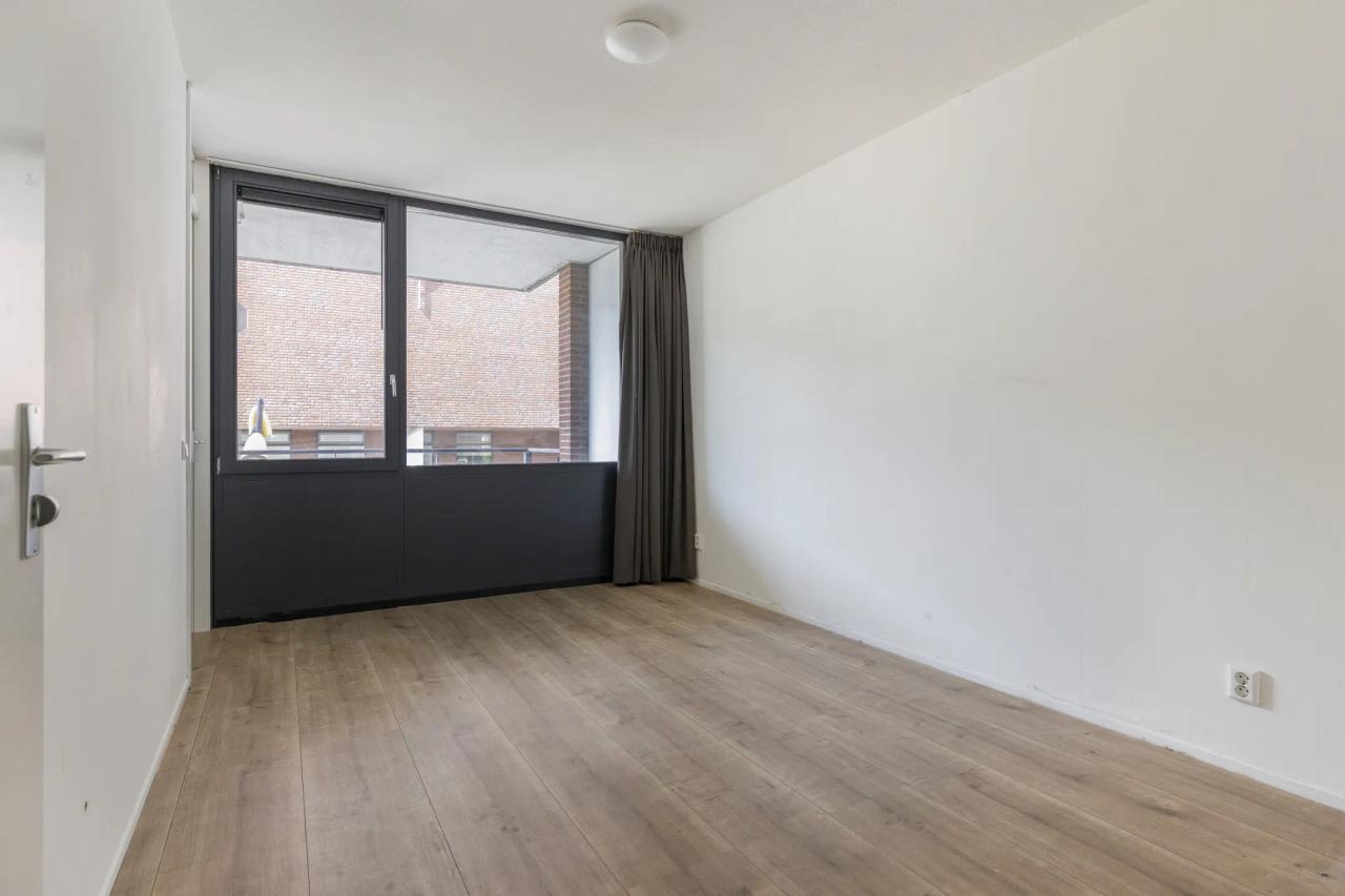 96 m² Apartment with Balcony & Parking - Image 11