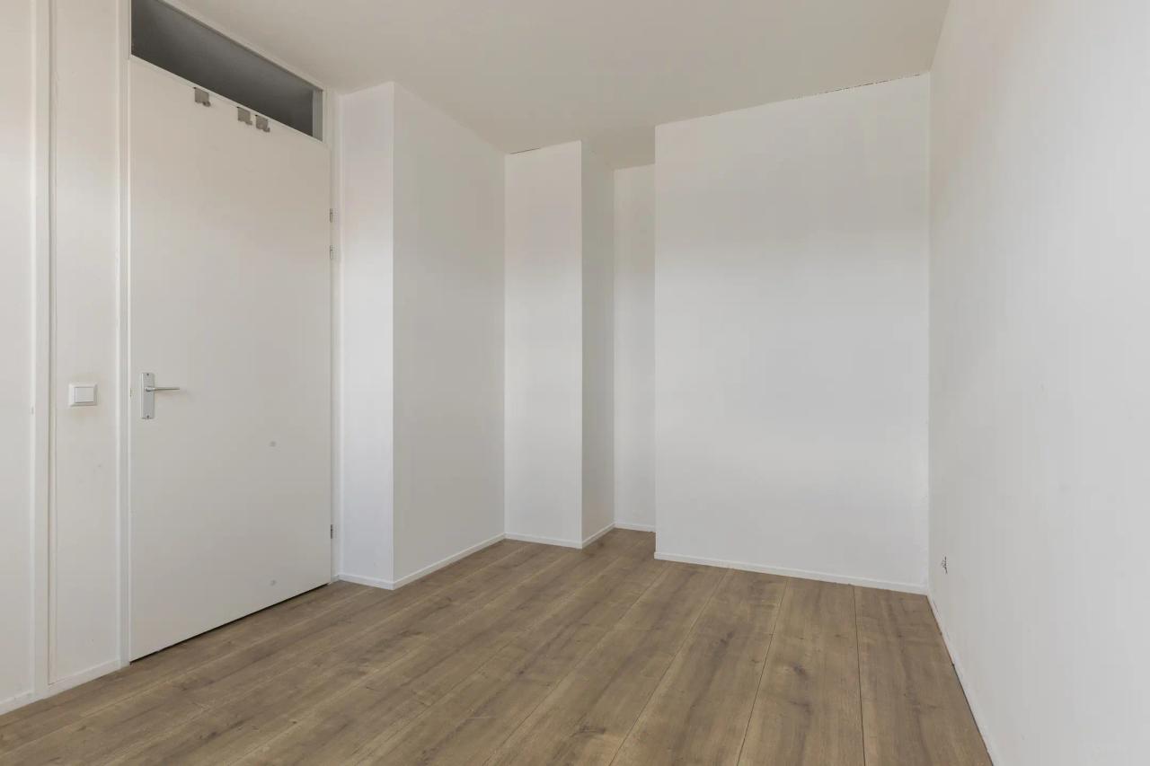 96 m² Apartment with Balcony & Parking - Image 12