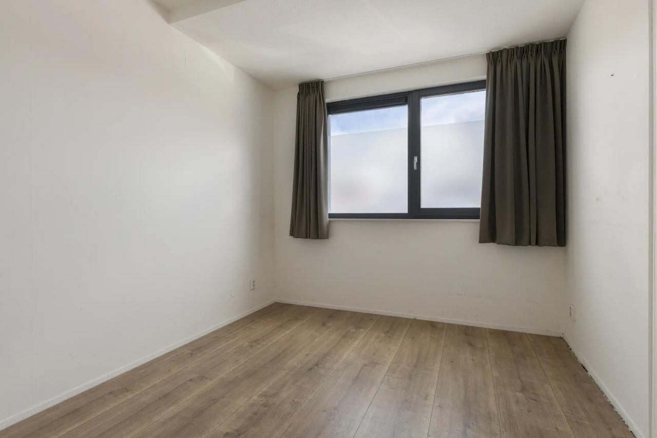 96 m² Apartment with Balcony & Parking - Image 13