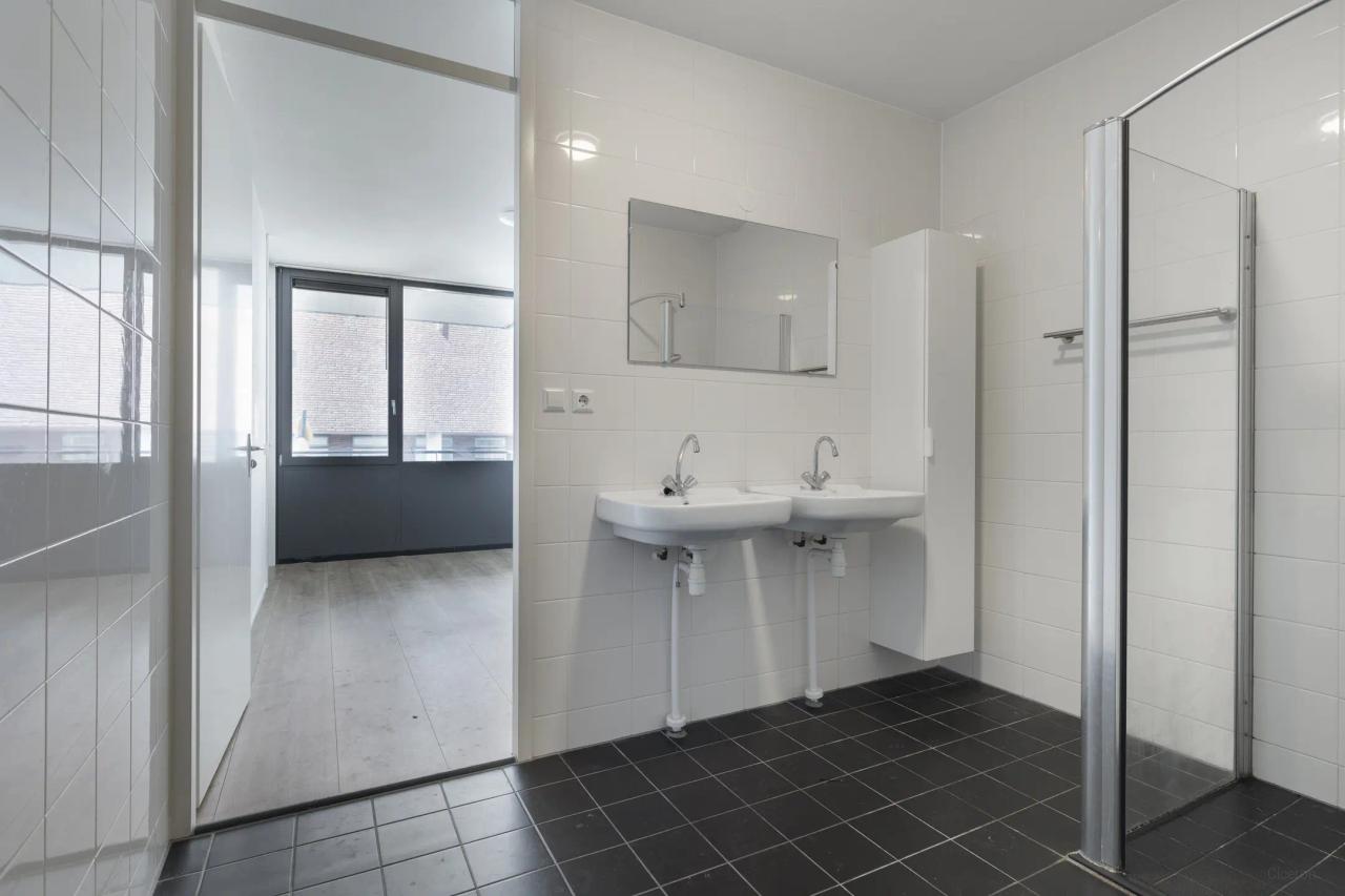 96 m² Apartment with Balcony & Parking - Image 14