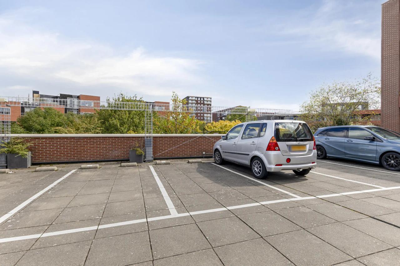 96 m² Apartment with Balcony & Parking - Image 20