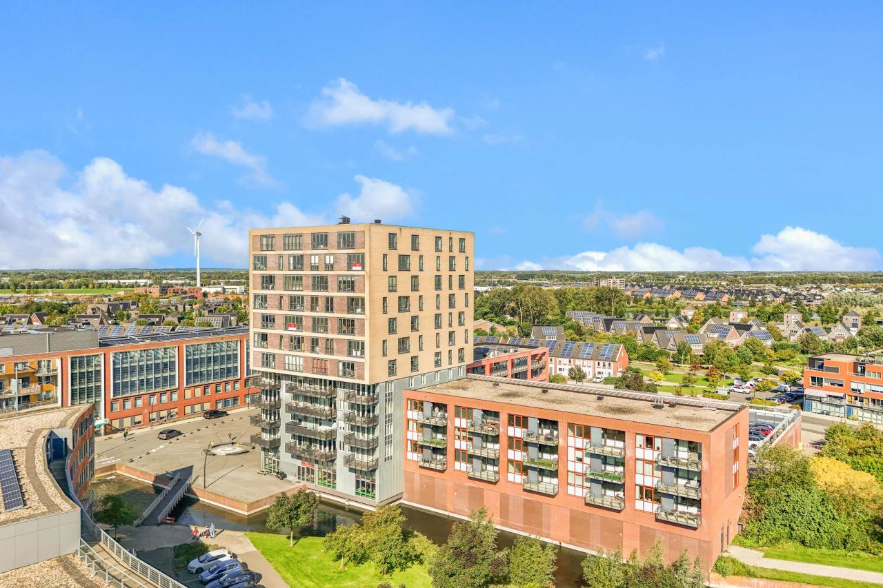 92 m² Apartment with Balcony & Parking - Image 1