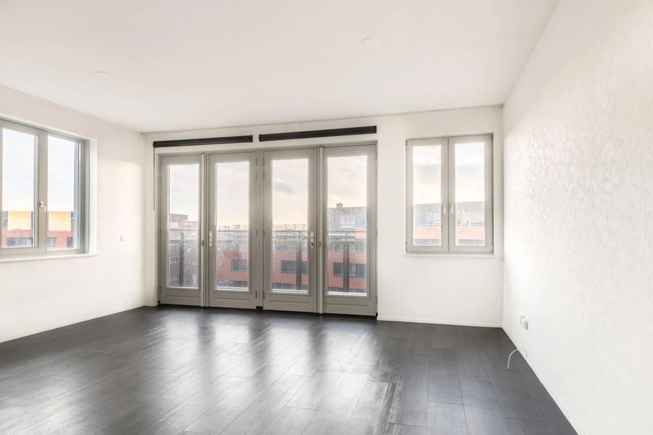 92 m² Apartment with Balcony & Parking - Image 2