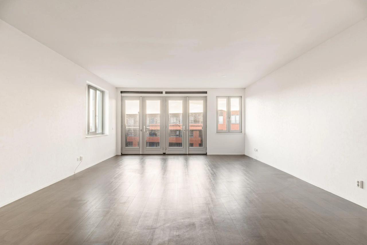 92 m² Apartment with Balcony & Parking - Image 4