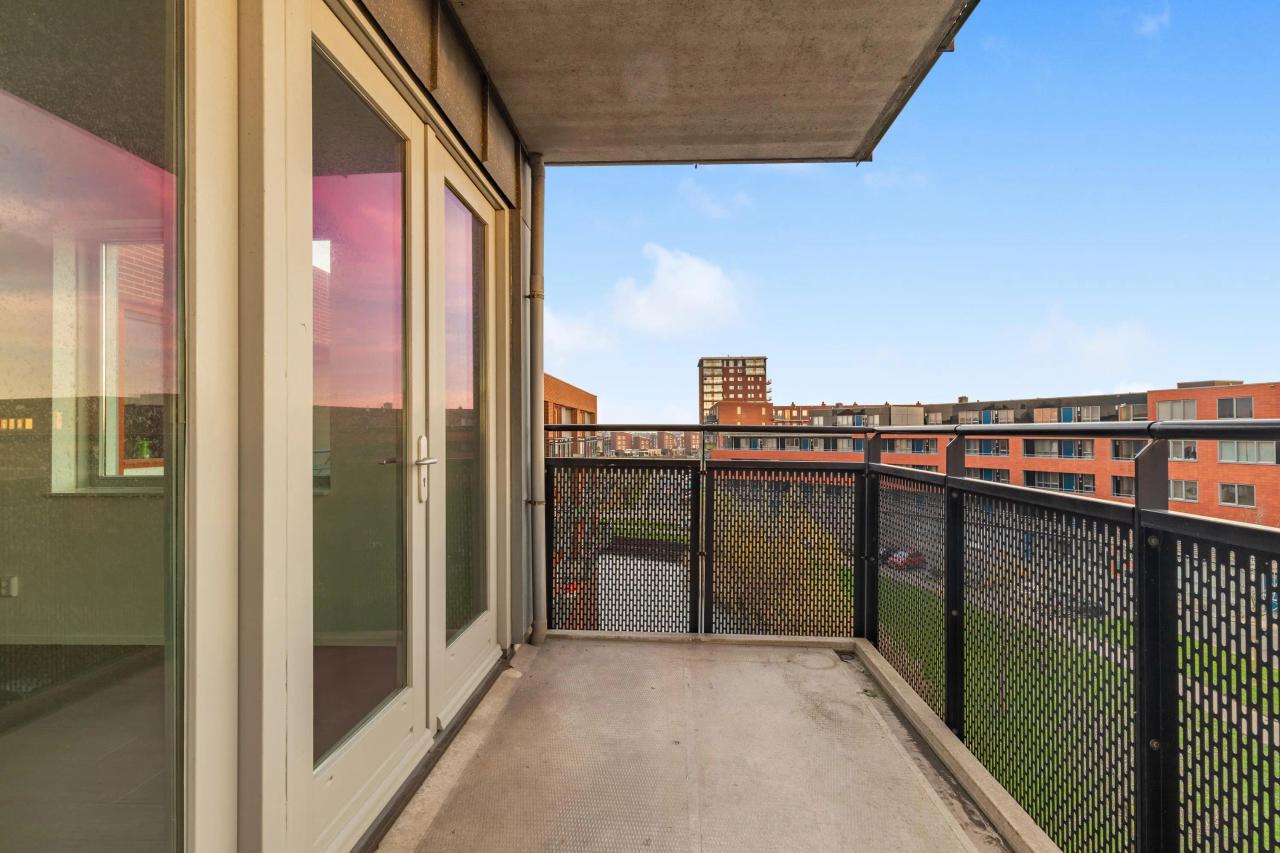 92 m² Apartment with Balcony & Parking - Image 5