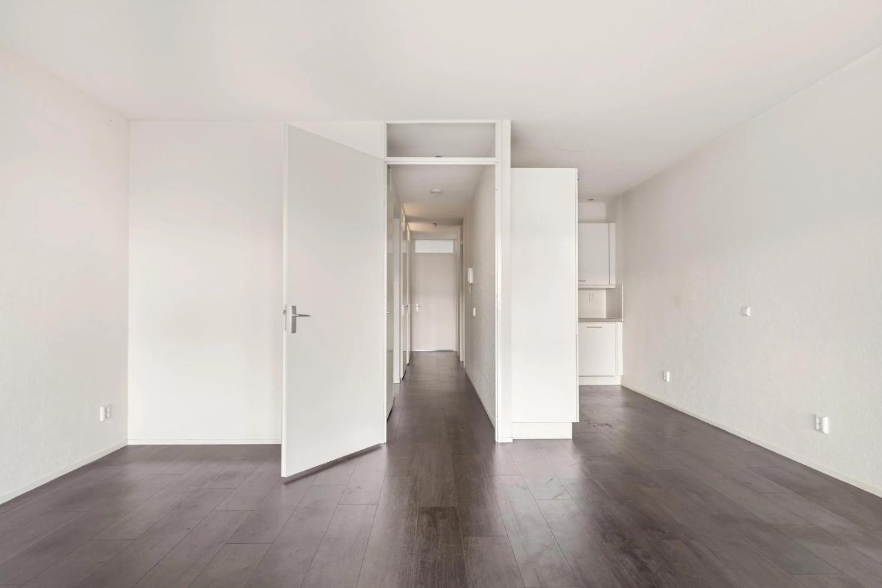 92 m² Apartment with Balcony & Parking - Image 7