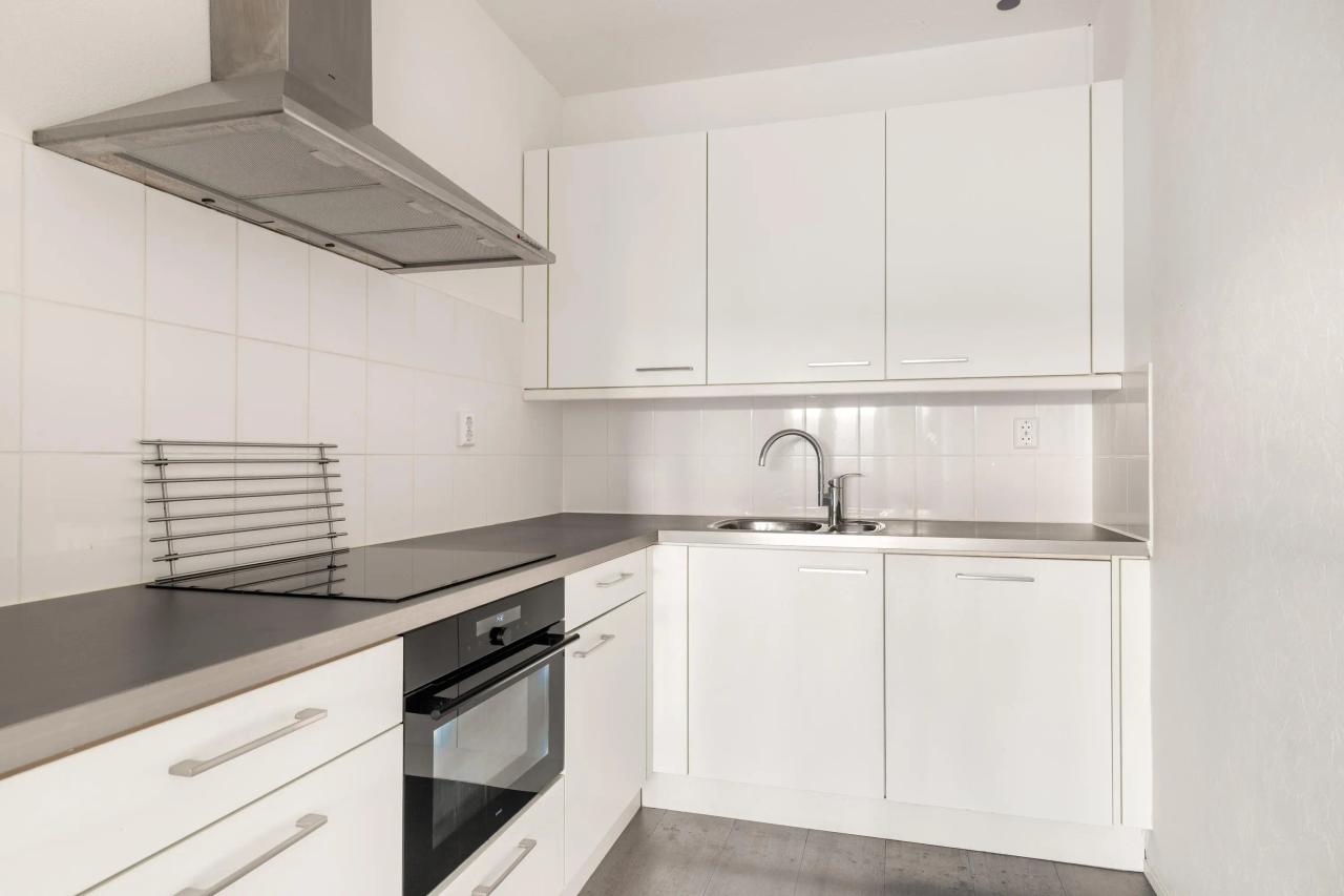 92 m² Apartment with Balcony & Parking - Image 10