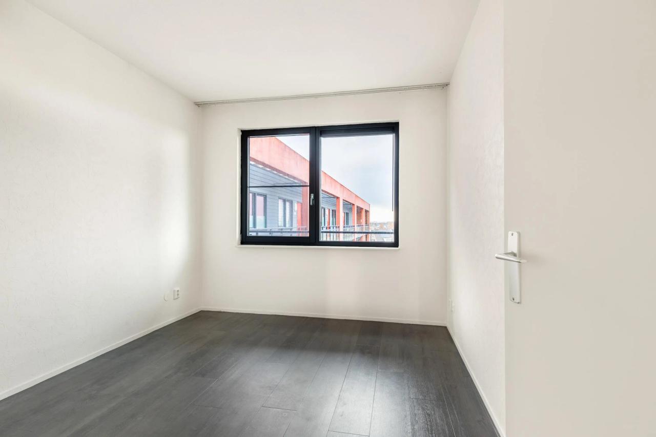 92 m² Apartment with Balcony & Parking - Image 13