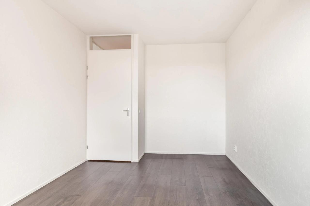 92 m² Apartment with Balcony & Parking - Image 16