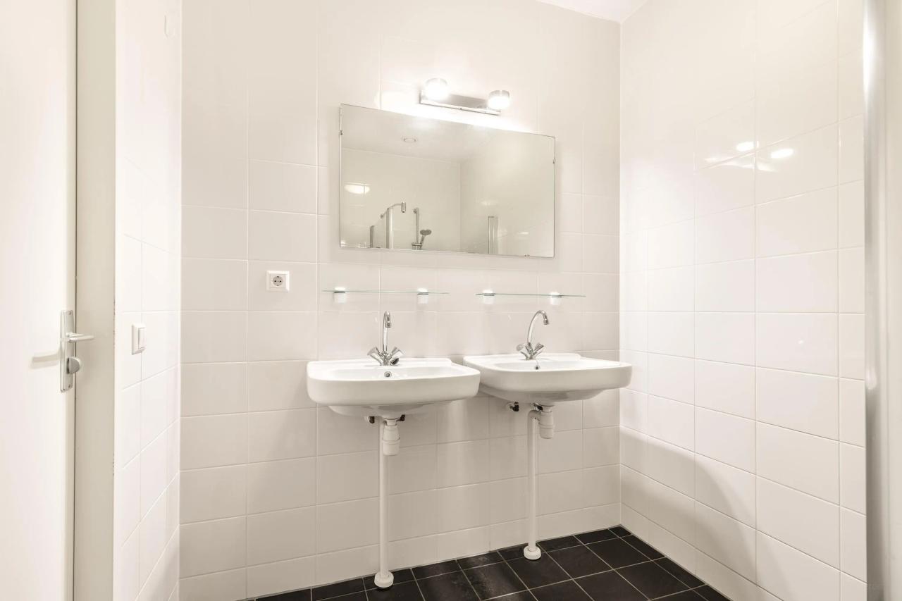 92 m² Apartment with Balcony & Parking - Image 19