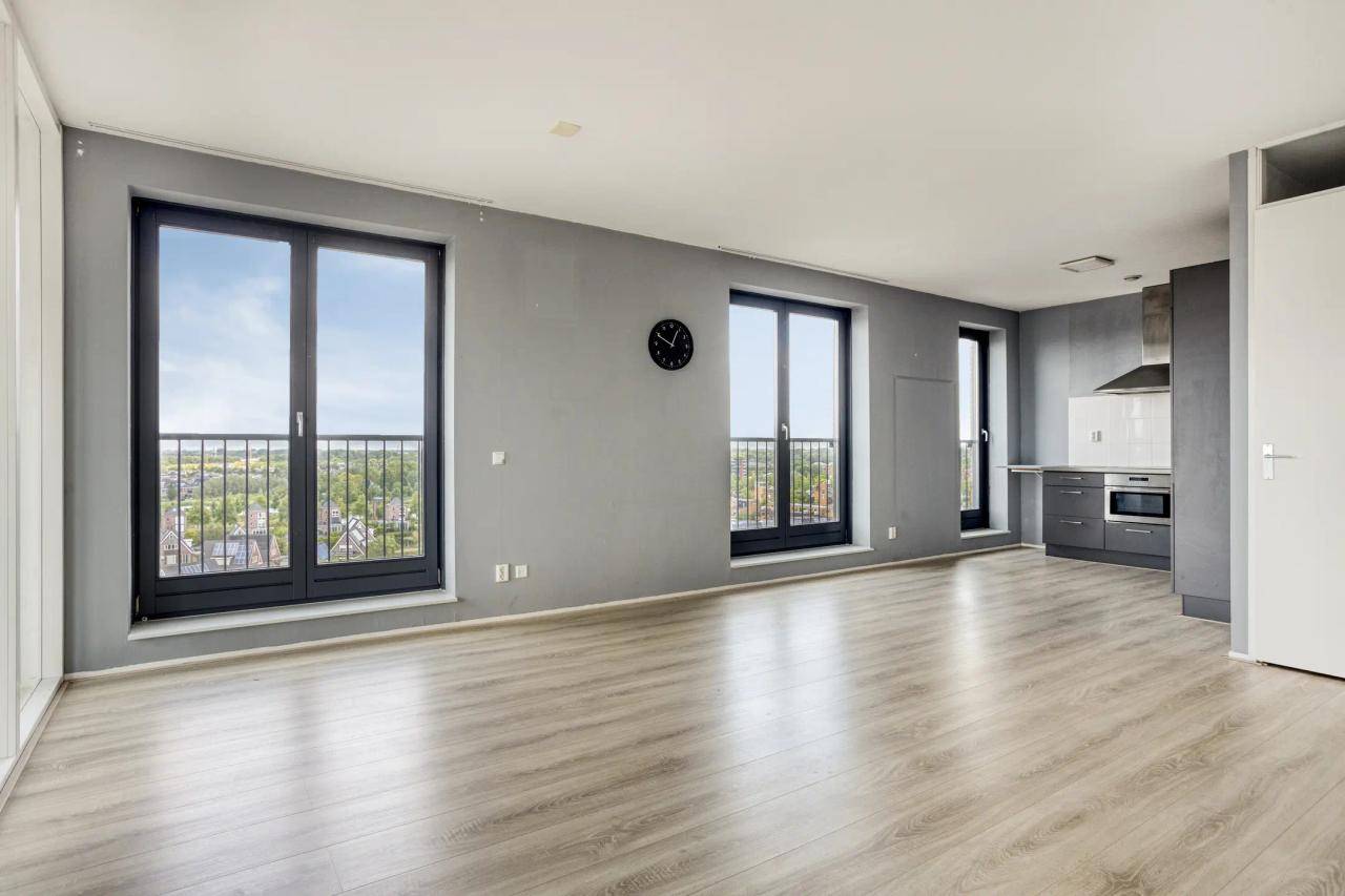 Unobstructed views, loggia and parking space - Image 2