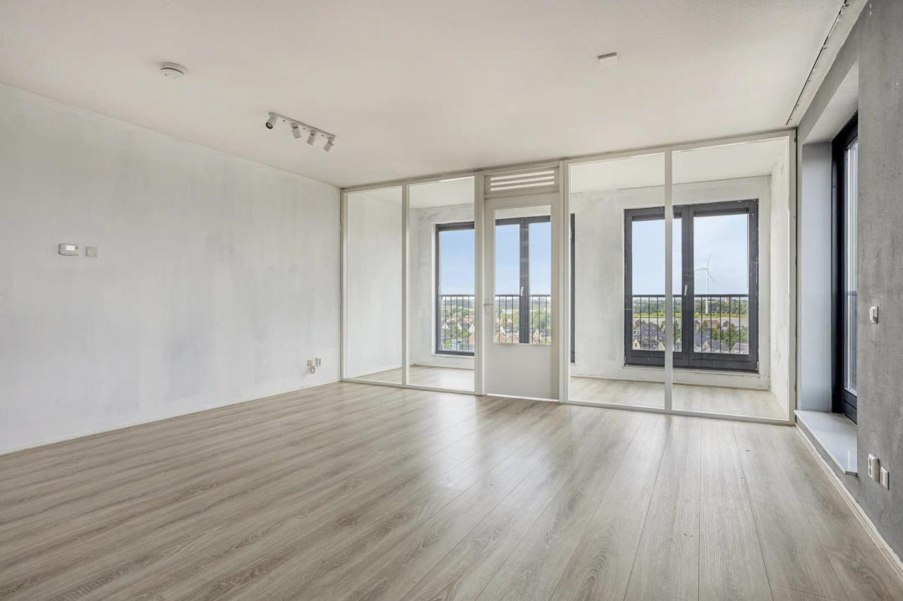 Unobstructed views, loggia and parking space - Image 3
