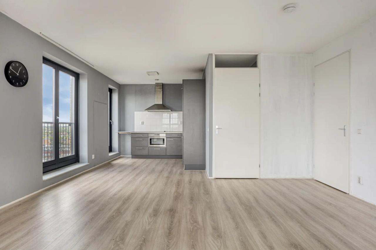 Unobstructed views, loggia and parking space - Image 5