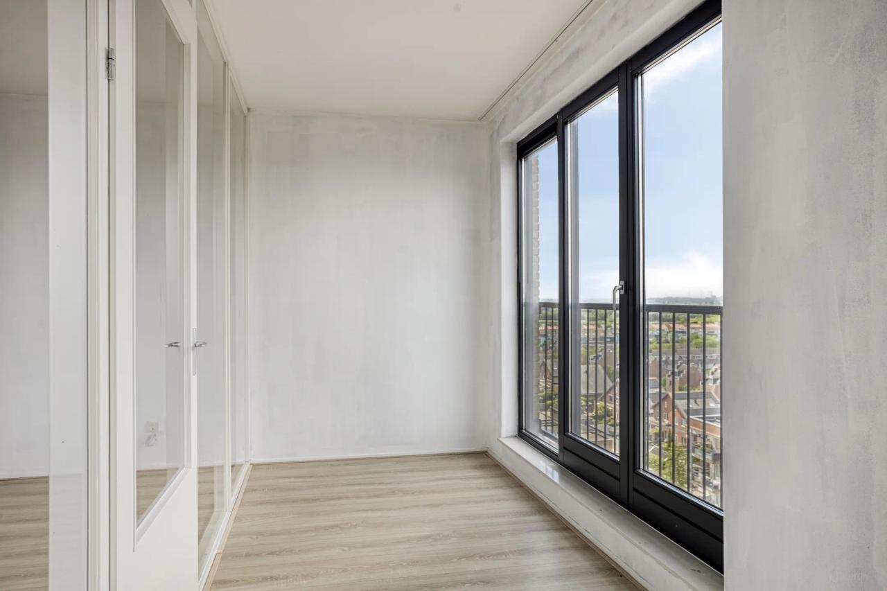 Unobstructed views, loggia and parking space - Image 11