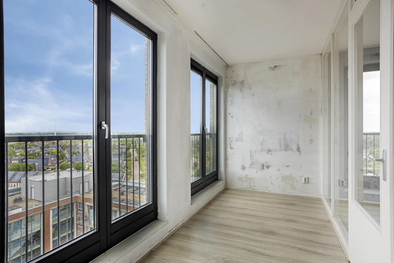 Unobstructed views, loggia and parking space - Image 12