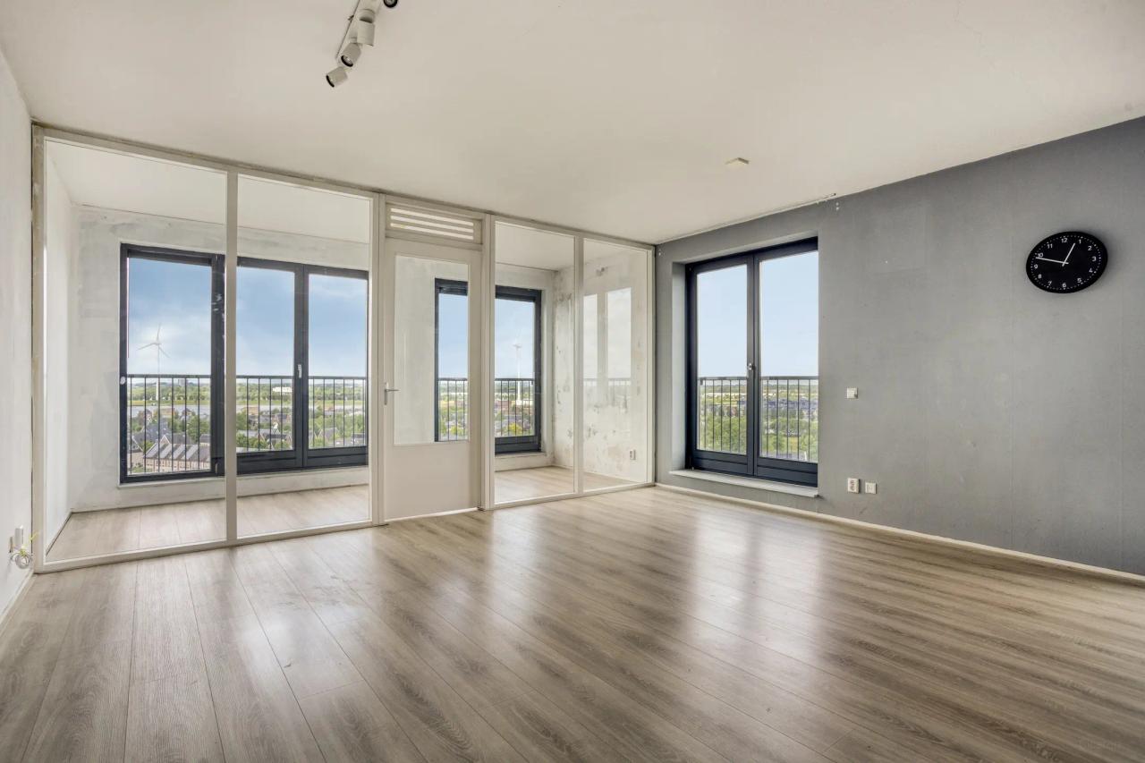 Unobstructed views, loggia and parking space - Image 13