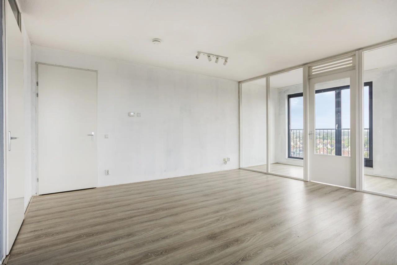 Unobstructed views, loggia and parking space - Image 15