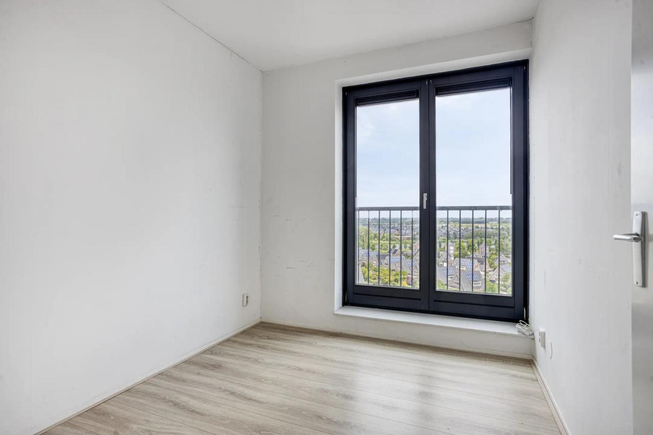 Unobstructed views, loggia and parking space - Image 18