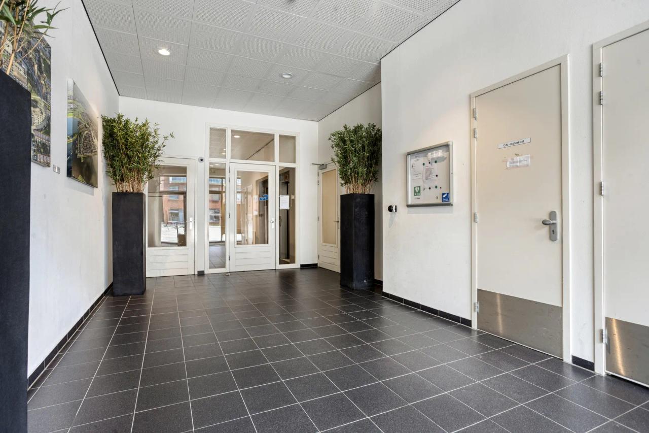 Unobstructed views, loggia and parking space - Image 23