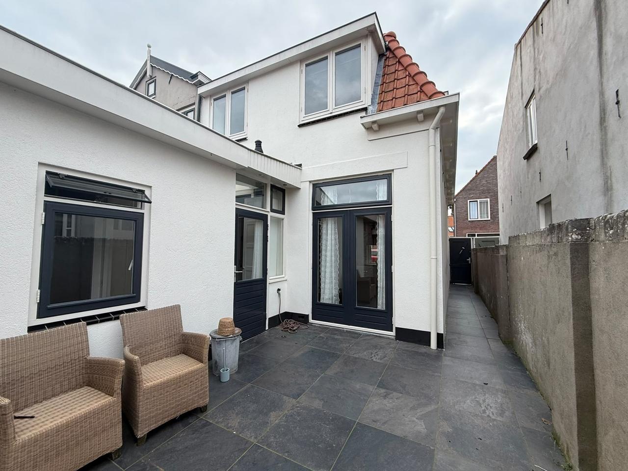 Spacious garden and four bedrooms in Katwijk - Image 20