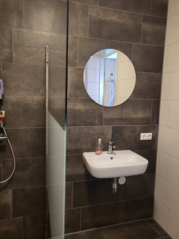 Furnished 2-bedroom apartment with balcony - Image 18