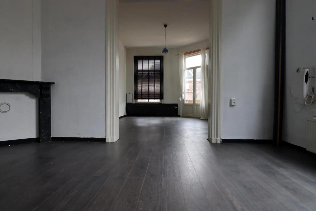 90 m² apartment with balcony in Oost - Image 3