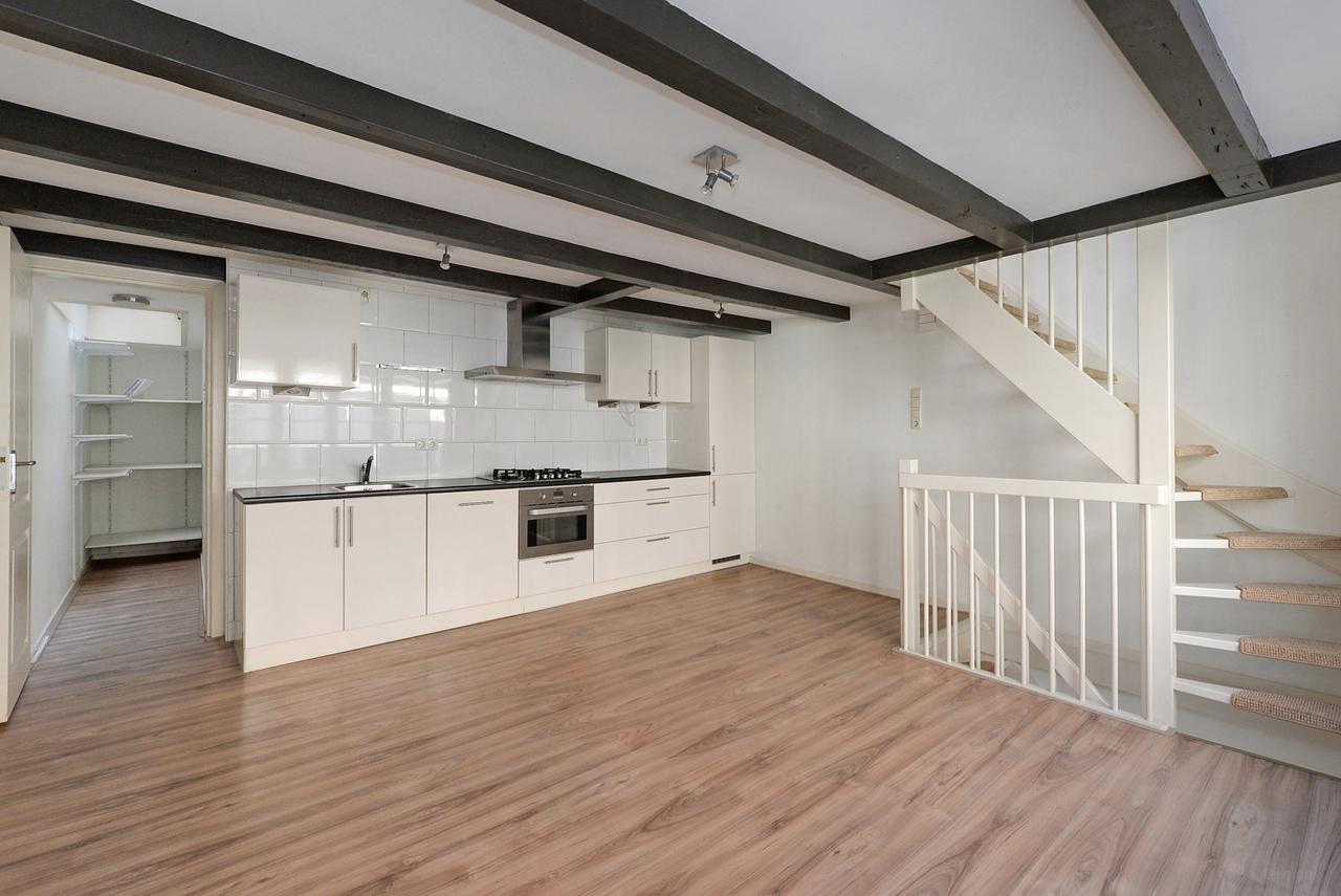 Historic townhouse with terrace in city centre - Image 10