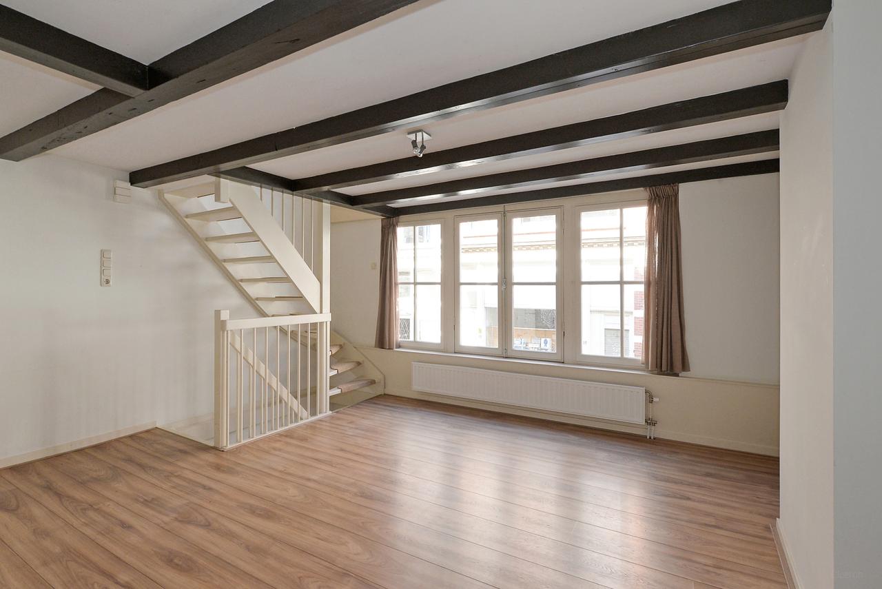 Historic townhouse with terrace in city centre - Image 11